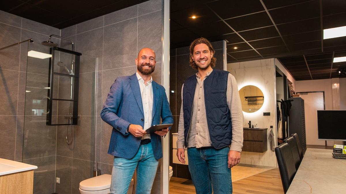 Marcel Meiring en Bas Holman in de showroom van Vastgoedkeukens