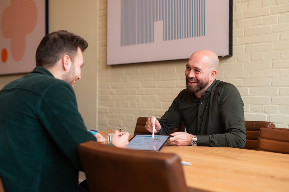 Jasper Jongeneelen en Marcel Meiring met een AKSOS Dashboard