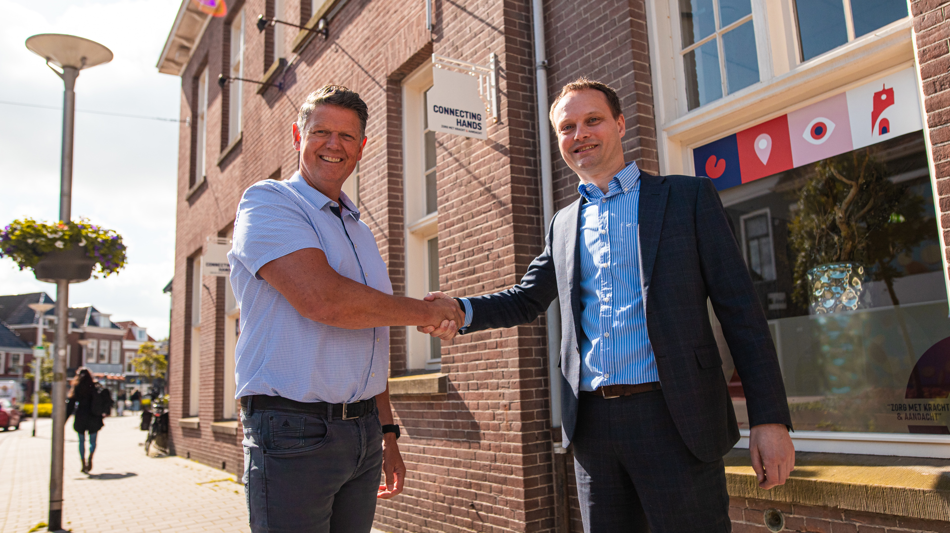 Cor Elsinga en Robbert Klaver voor het kantoor van Connecting Hands