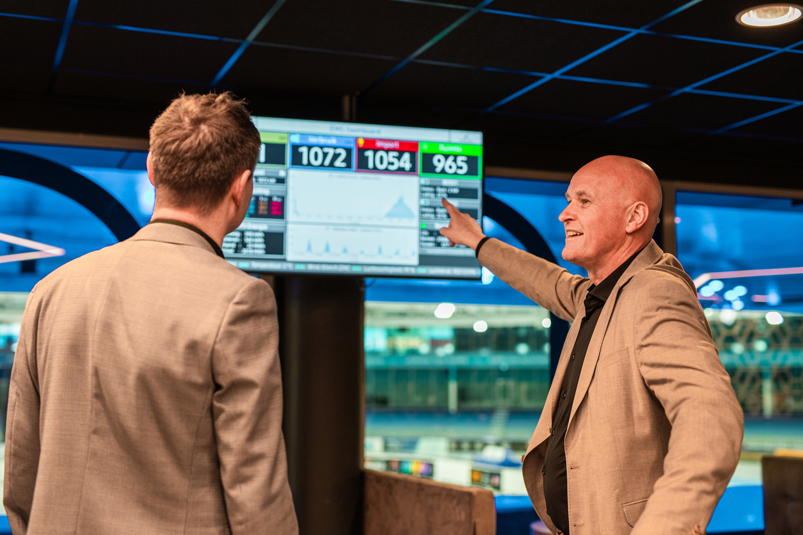 Minne Dolstra vertelt Cor Elsinga over duurzaamheid en laat een dashboard zien