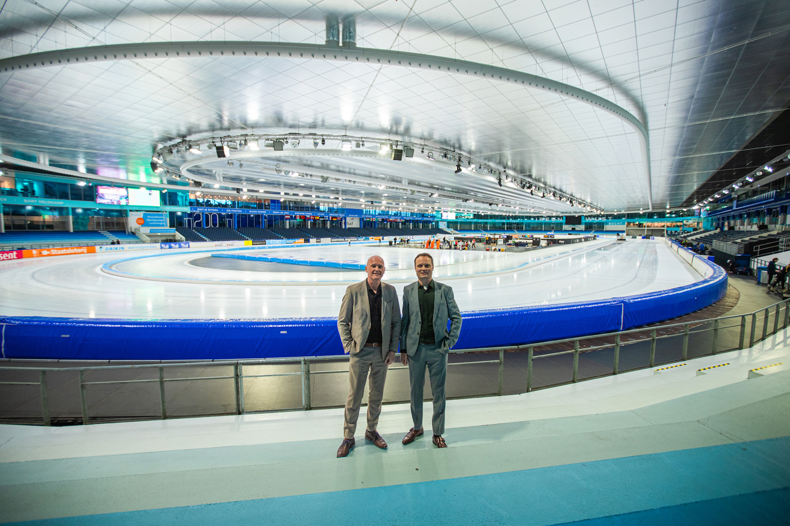 Minne Dolstra (Thialf) en Cor Elsinga (AKSOS) in het Thialf ijsstadion