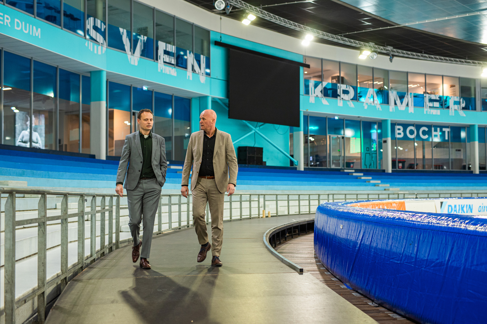 Cor Elsinga en Minne Dolstra op de omloop van Thialf