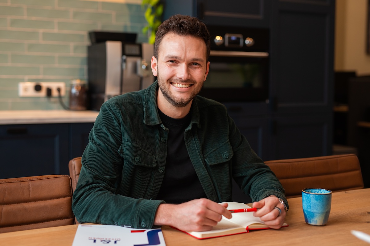 Jasper Jongeneelen van J&L Uitzenden op zijn kantoor aan het Damsterdiep in Groningen